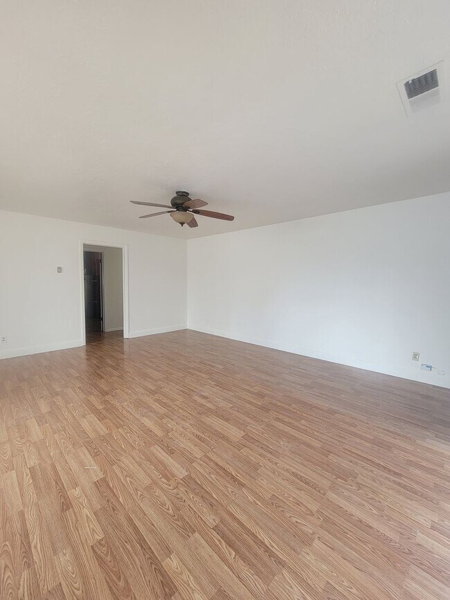 Building Photo - Charming and full of character, this vinta...