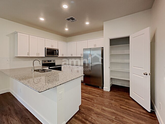 Foto del edificio - 638 W Harbor Dr