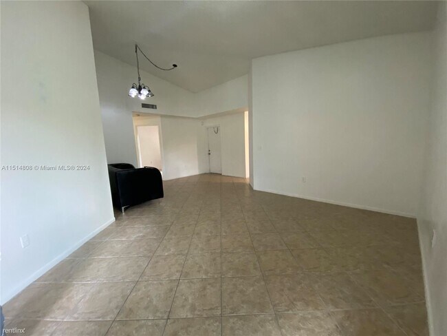 Foto del edificio - 3 br, 2 bath House - 6944 SW 39th St Apt B201