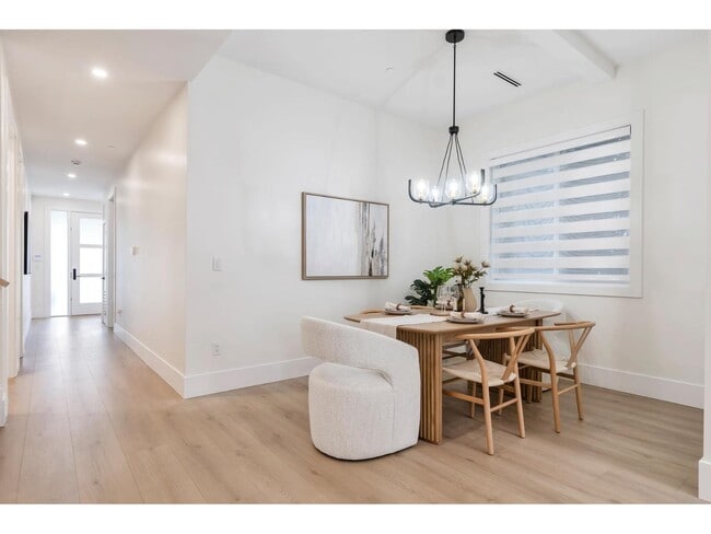 Photo du bâtiment - Beautiful 7-Bedroom, 6-Bath Home in Prime ...