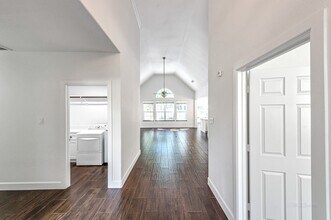 Building Photo - 6 Old River Pl