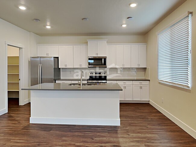 Foto del edificio - 1005 Woodsome Ave