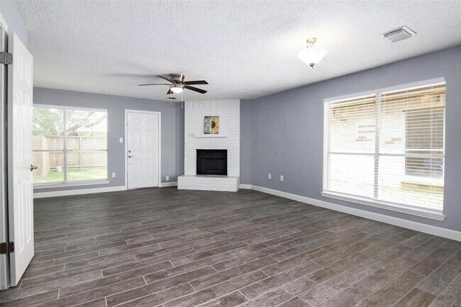 Building Photo - 566 Birdsong Dr