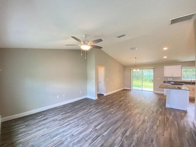 Building Photo - Custom Home - Desirable SE Ocala Neighborh...
