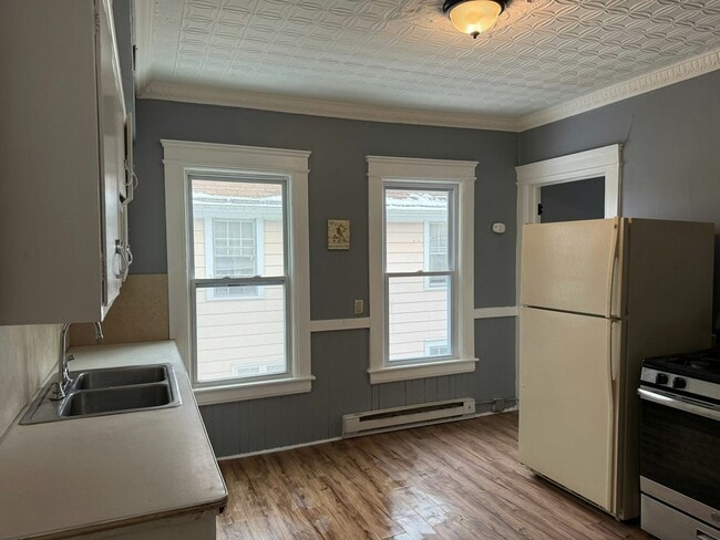 Building Photo - 318 Apple St