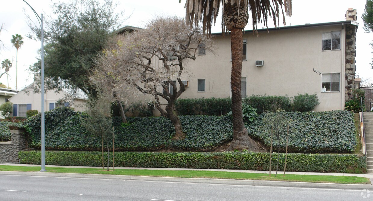 Primary Photo - 1609 Fair Oaks Ave