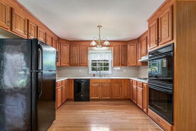 Building Photo - 665 Singley Dr