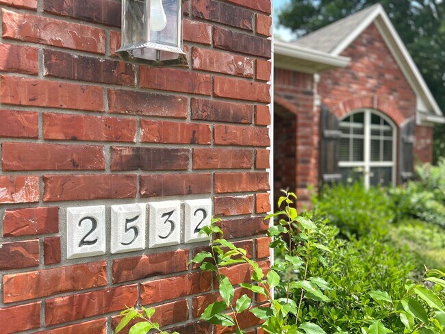 Building Photo - Stunning West Fayetteville Single Family Home