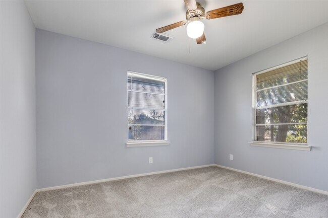 Foto del edificio - 5822 Black Gum Dr