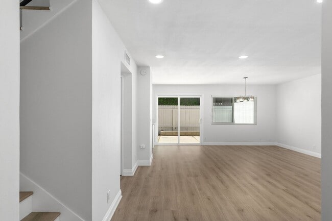 Building Photo - Gorgeous remodeled 4 bedroom