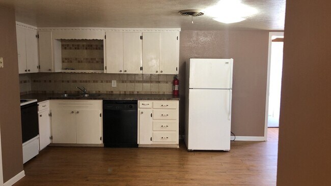 Building Photo - PRICE REDUCTION - AVAILABLE NOW!