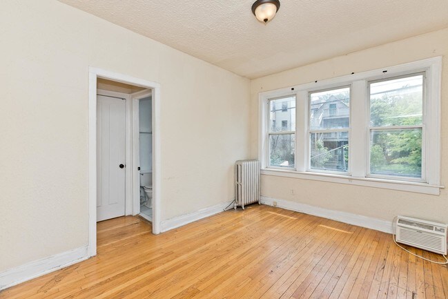 Building Photo - 2 bedroom in Chicago IL 60657