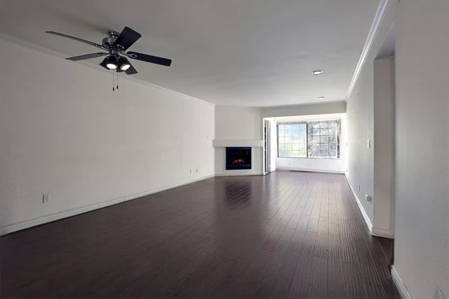Building Photo - 5515 Canoga Ave