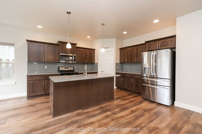 Building Photo - Beautiful NE Bend Home with Community Pool...