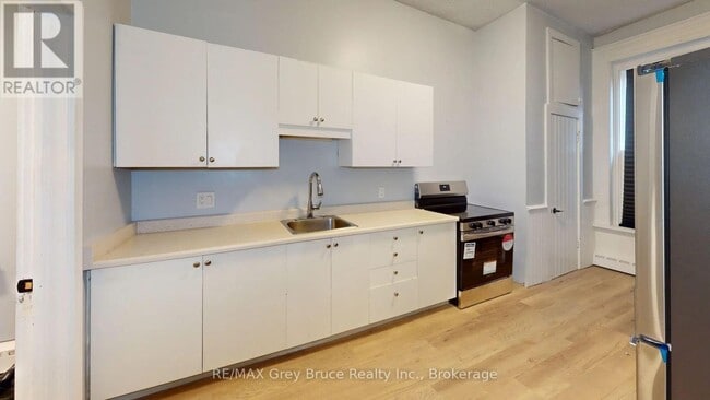 Building Photo - 844 2nd Ave E