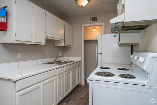 1BR, 1BA - 554SF - Kitchen - Briarcliff South