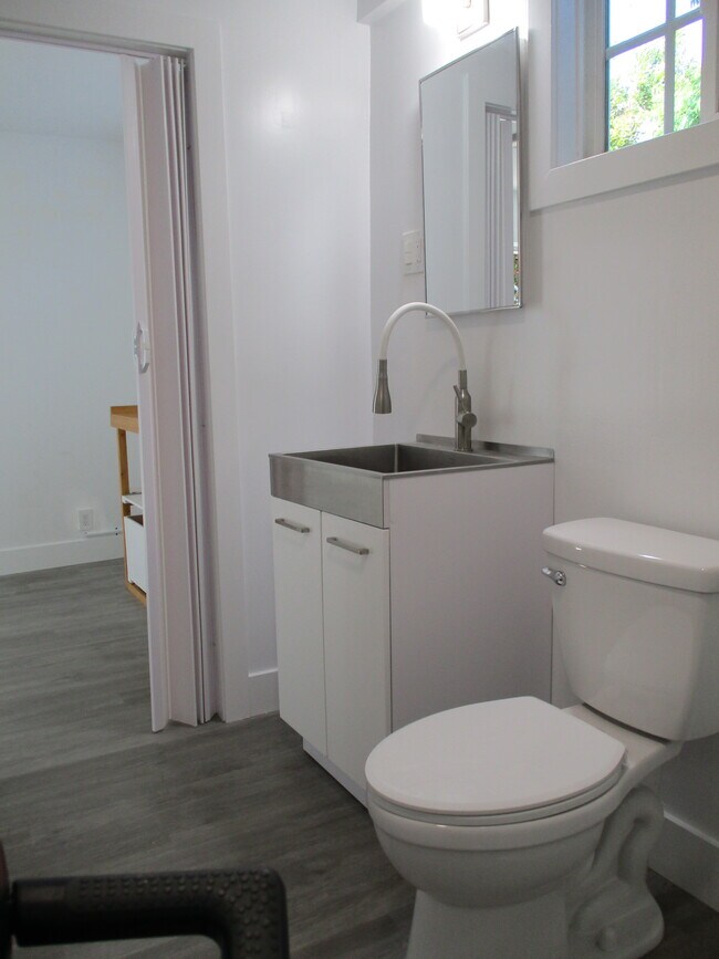 Foto del edificio - 8414 Holy Cross Pl