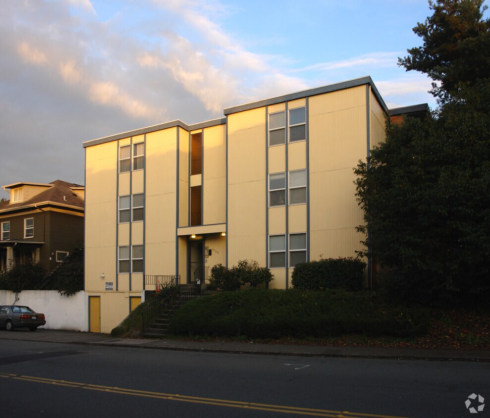 Foto principal - 5520 15th Ave NE