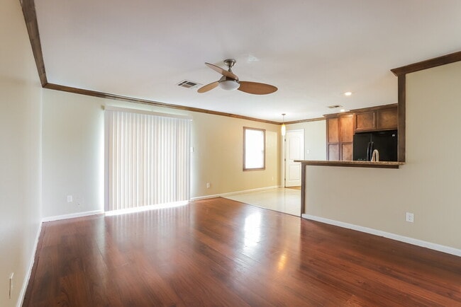 Foto del edificio - 5751 Oakham St