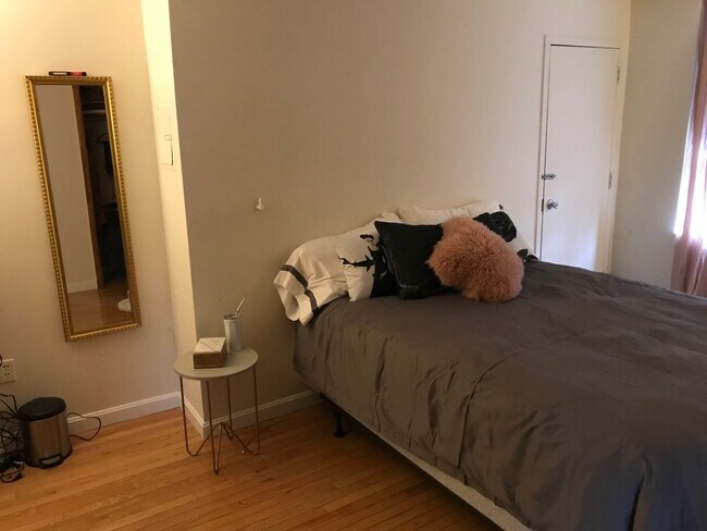 Foto del edificio - Charming 2 Bedroom-No Broker Fee