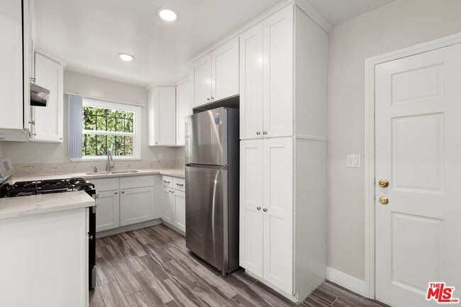 Building Photo - 827 N Alta Vista Blvd