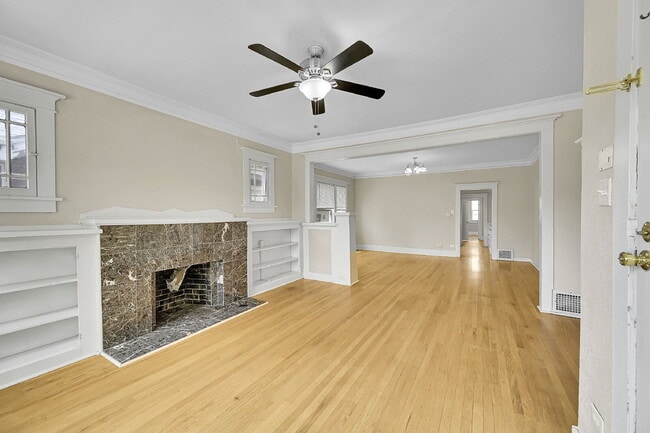Building Photo - $3,400.00, 4 bed, 3 bed, located in Denver...