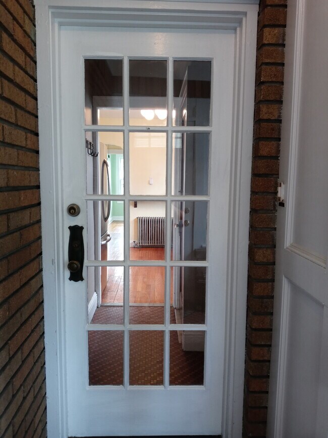 Apt entrance - 835 Chestnut St