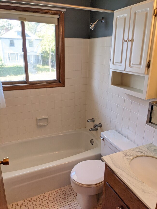 bañera de baño + ventana - 1916 N 44th Ave