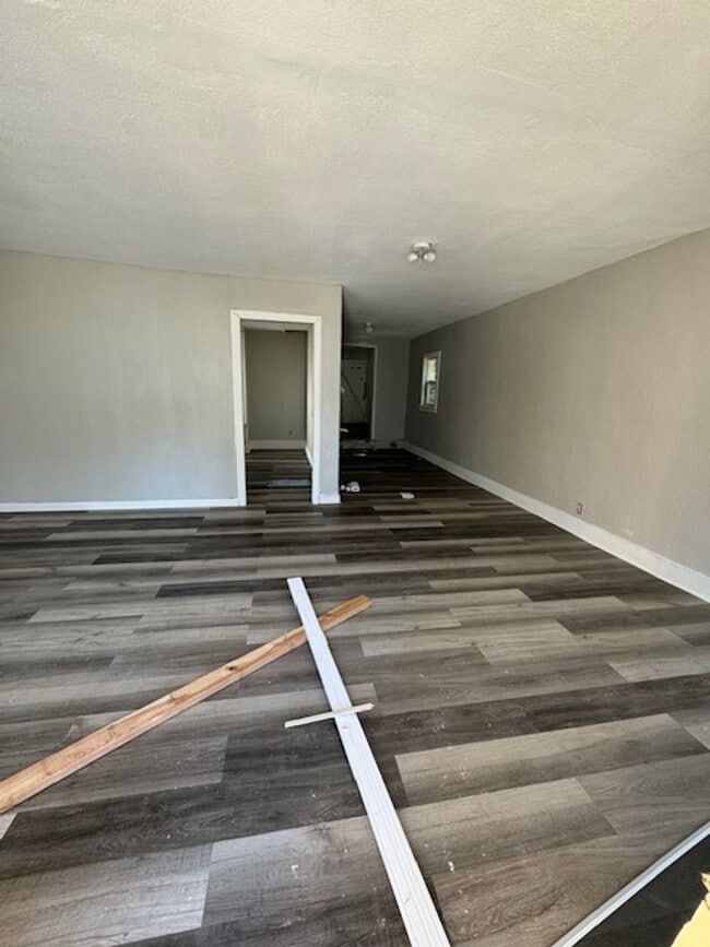 Building Photo - Fully renovated! Rent Reduced!