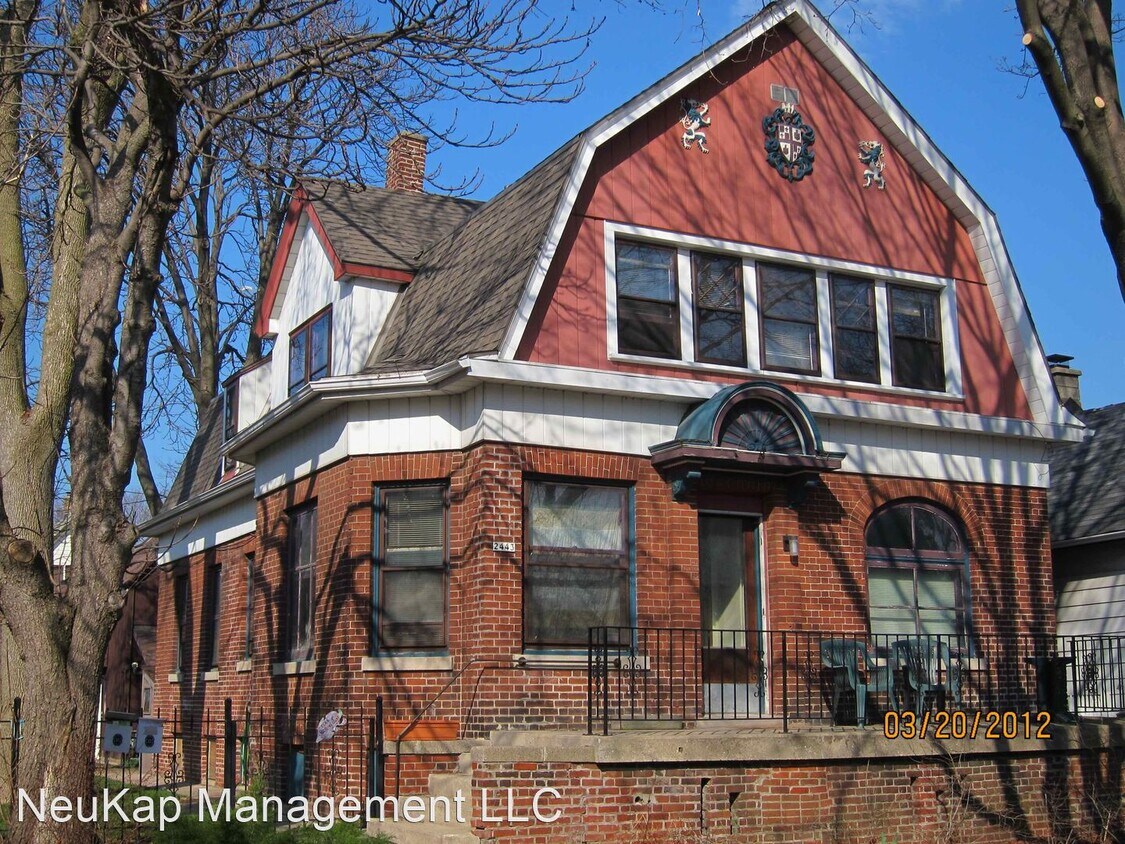 Primary Photo - 2443 N Pierce St