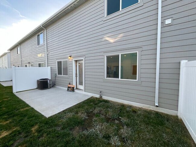 Foto del edificio - 3 bedroom 2.5 Bath Townhouse