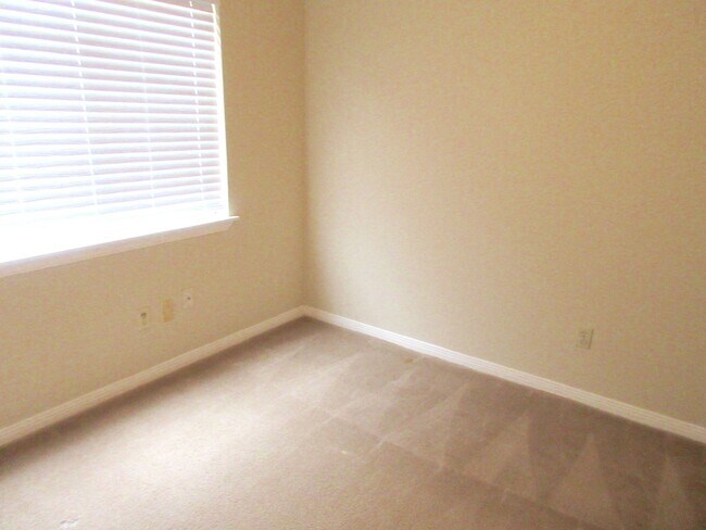 Building Photo - Why rent an aparment when you can have a h...