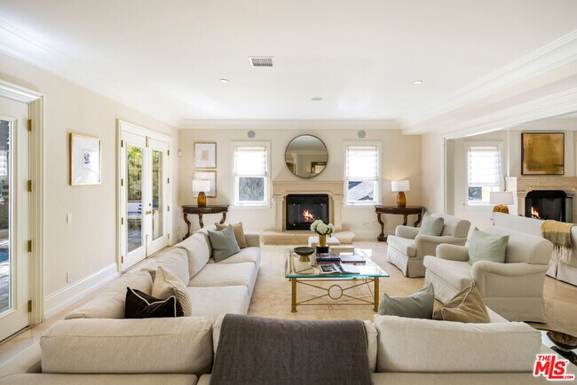 Foto del edificio - 1350 Benedict Canyon Drive