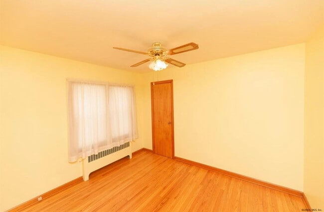 1st Bed room - 47 Lockrow Blvd
