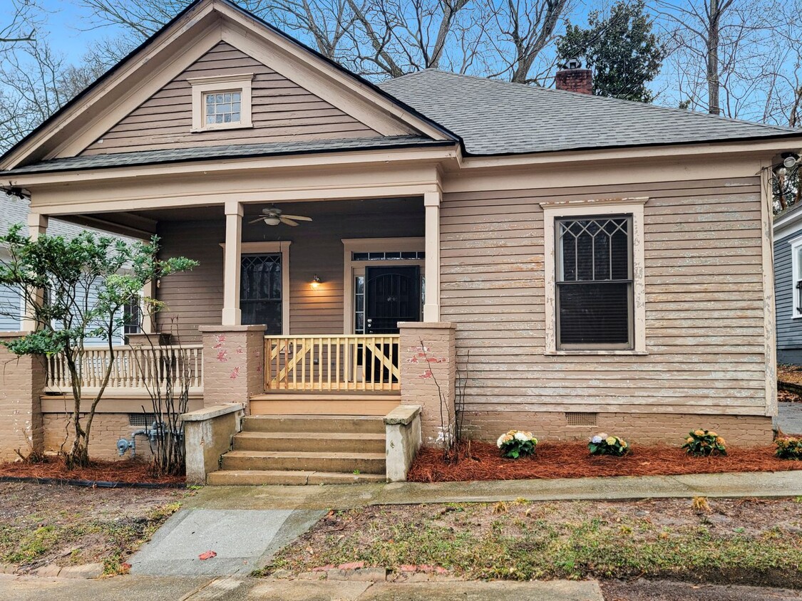 Primary Photo - Historic Charm Close to the Lee + White di...