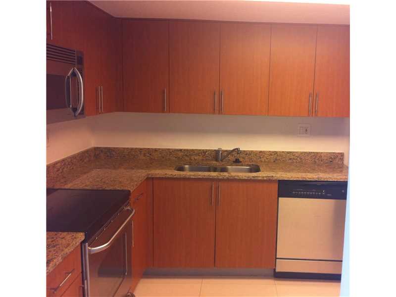 Foto principal - 3300 NE 192nd St