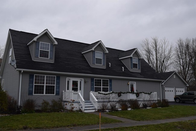 Building Photo - 121 Patrician Ln