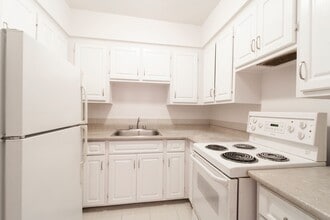 Building Photo - 2400 Av. Van Horne