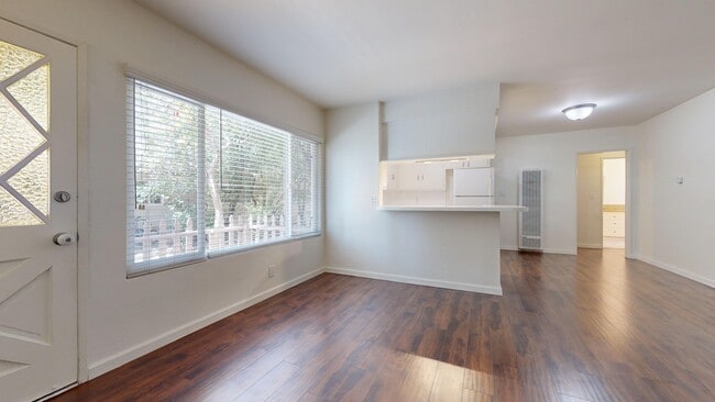 Building Photo - 2407 Ruhland Ave