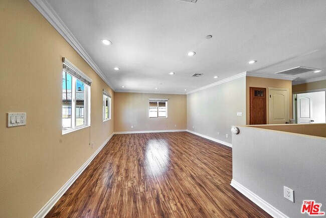 Building Photo - 1142 S Mariposa Ave