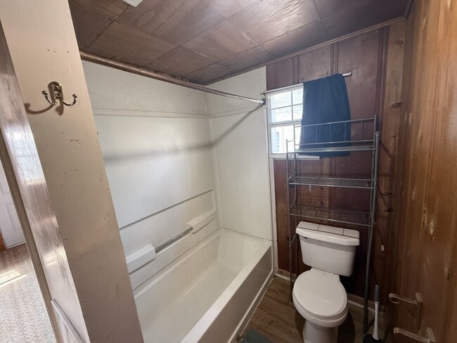 Building Photo - 323 N Stonewall Ave