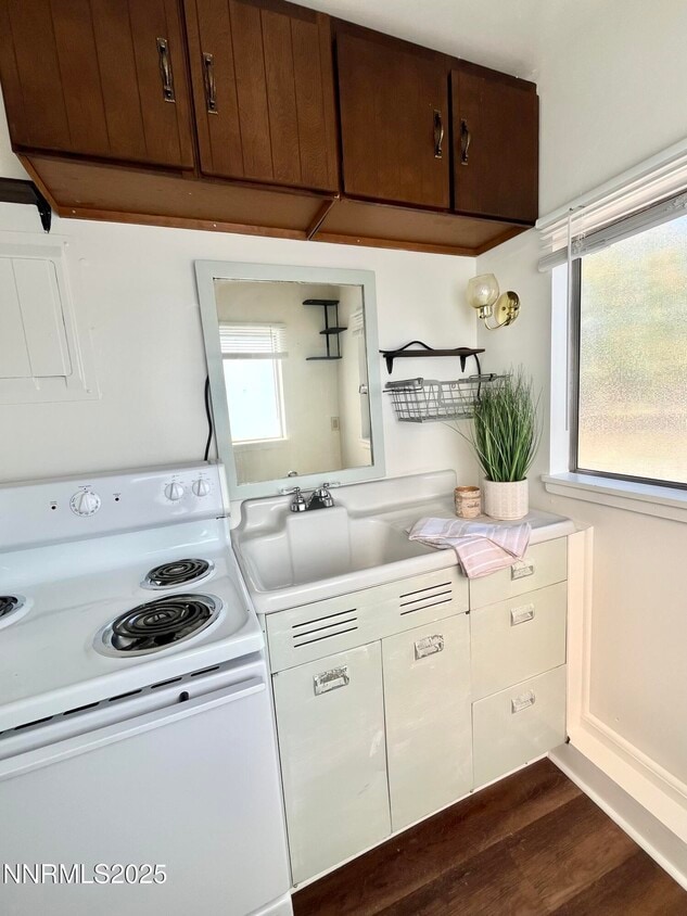 Primary Photo - 1224 E St