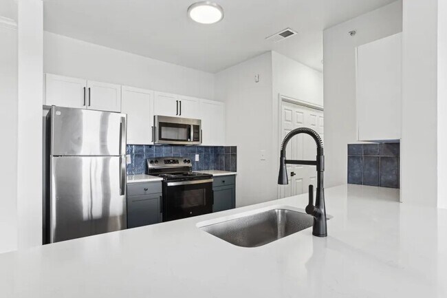 Foto del edificio - 7301 Oakmont Blvd