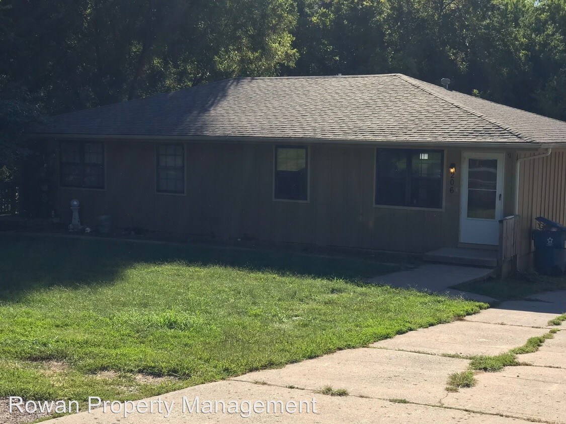 206 S Sugar Creek Blvd, Sugar Creek, MO 64054 Room for Rent in Sugar