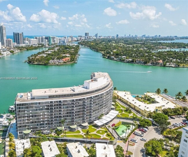 Foto del edificio - 900 Bay Dr