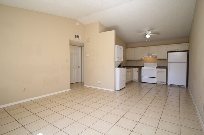 Building Photo - 2 bedroom 1 bathroom 1 story apartment loc...