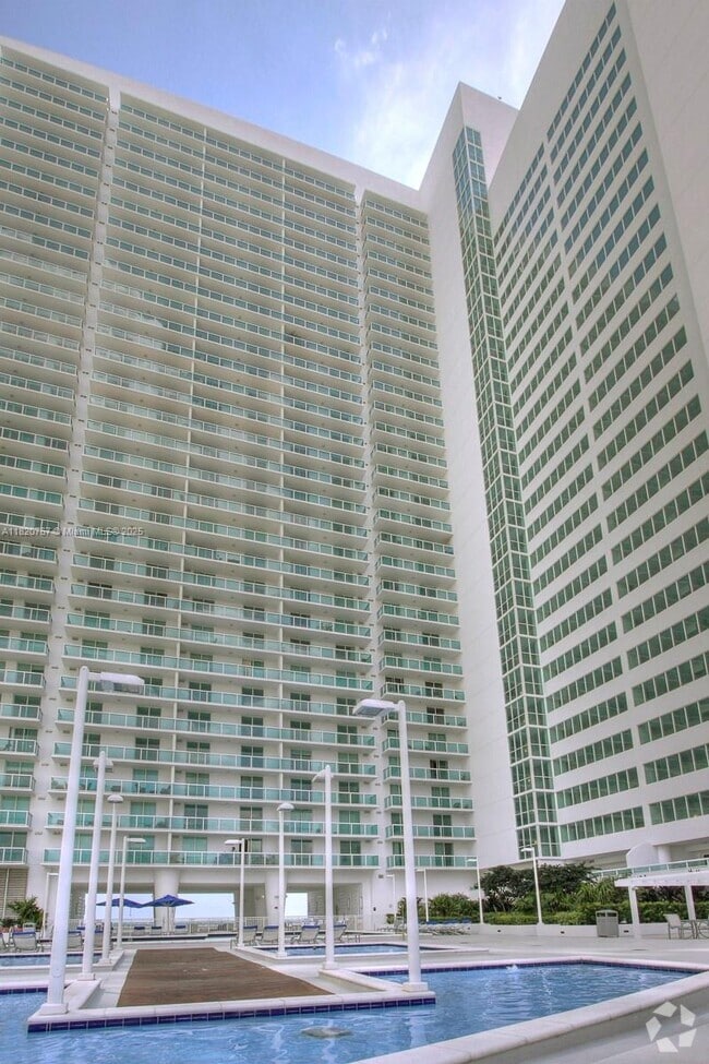Building Photo - 1800 N Bayshore Dr