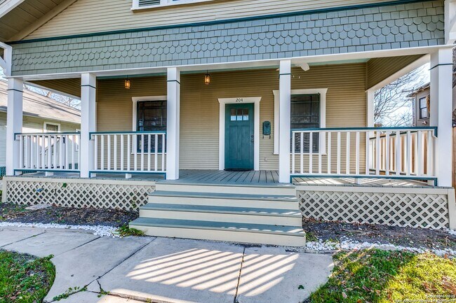 Building Photo - RENOVATED MAHNCKE PARK COTTAGE