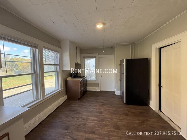 Building Photo - 600 S Main St