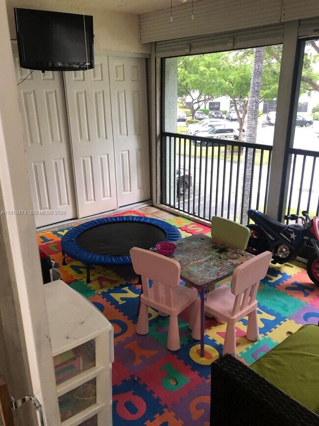 Foto del edificio - 3987 Carambola Cir N